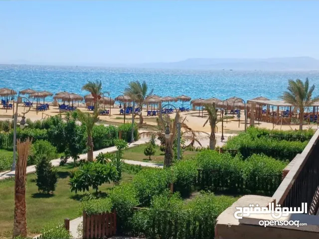 شاليه علوي بروف نفس المساحه 55 متر وبيه برجوله علي المساحه كلها يري البول و البحر في تافيرا راس سدر