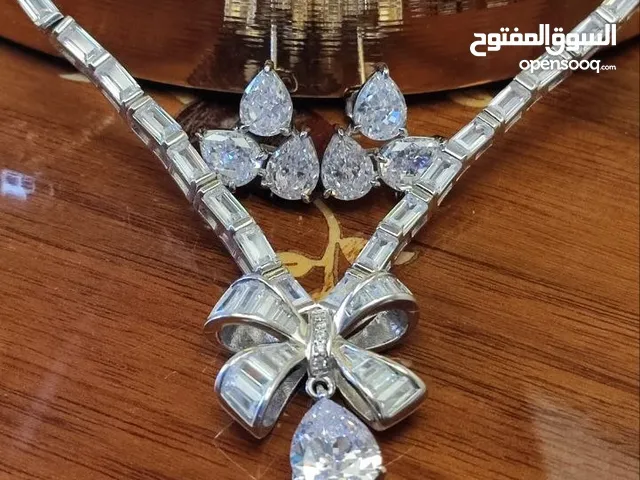 اشتري واحد واحصل على اثنين...قلادة مرصعة بالجواهر وأقراط فضية