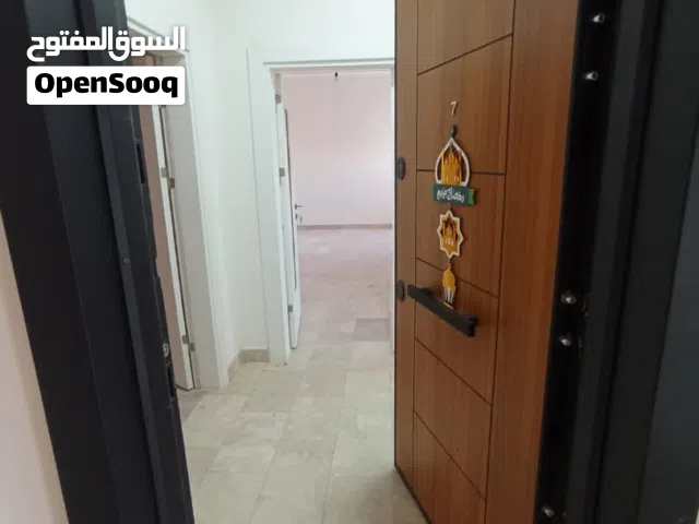 شقة للايجار مقابل حلويات الساحل عين زارة