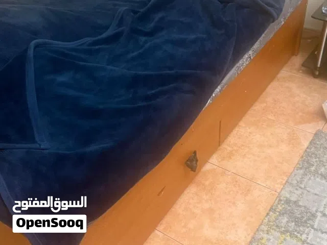 سرير و دولاب وثلاثة فرشات
