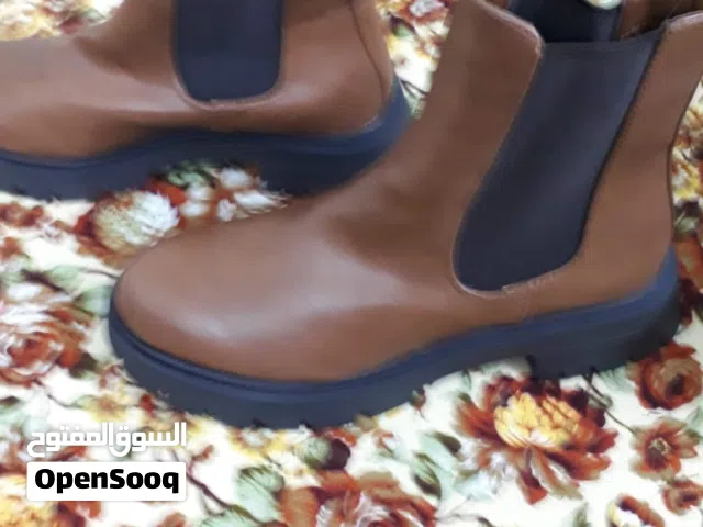 نصف بوت نسائي حجم 41الماني اصلي جلد جديد لون بني اخر قطعة