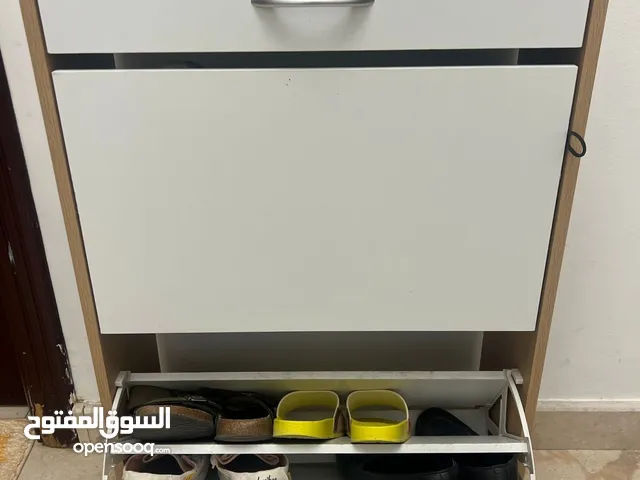 Shoe rack with 3 cabin in good condition