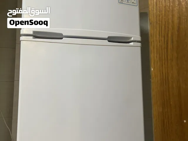 ثلاجة بيضة صغيرة مستعملة بحالة جيدة جداً لونها ابيضّ طولها 142 سم ،عرضها 44سم ، نوعها :Samix
