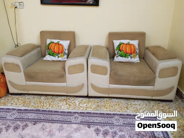 كراسي اثنين لون بيجي مستعملات ونضيفات للبيع
