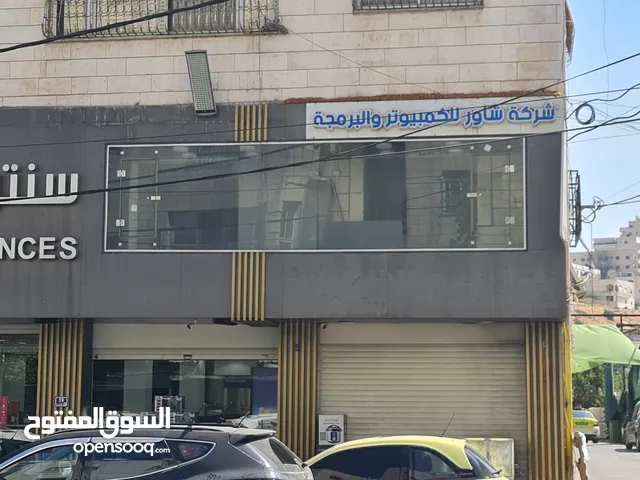محل تجاري للايجار بالقرب من وسط البلد في مدينة الخليل مع واجهة بارزة على الشارع الرئيسي