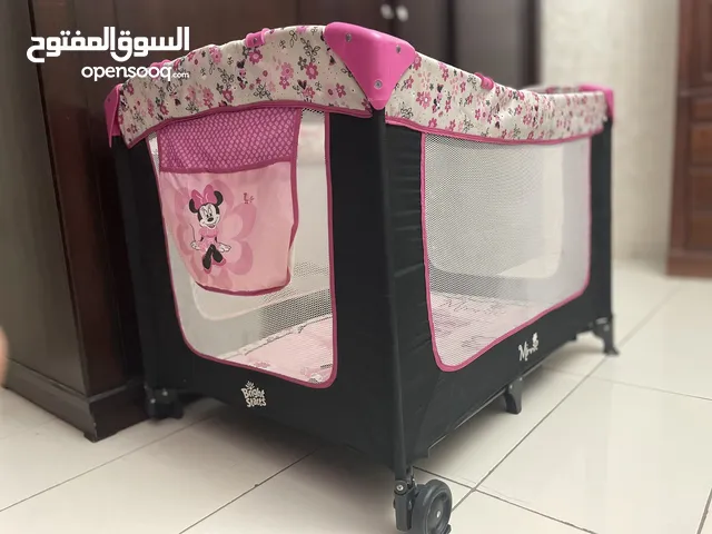 سرير أطفال Bright Starts Minnie Mouse بحالة ممتازة