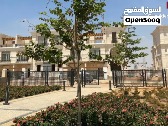 فيلا تاون هاوس بإطلالة على النهر الأخضر والبرج الأيقوني استلام فوري خصم نقدي 30 %