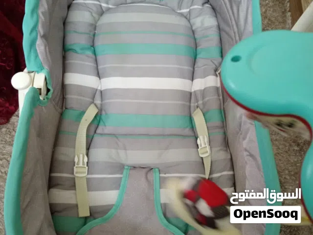 سرير هزّاز للأطفال للبيع - بحالة ممتازة