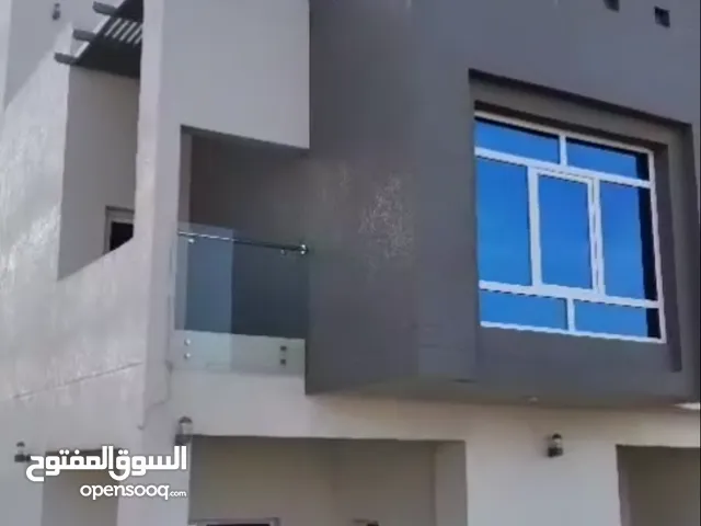 للبيع كامباوند فيه فلل في سلطنة عمان منطقة راقية في قلب مسقط مقابل عمان مول تنفع للإستثمار القوي جدا