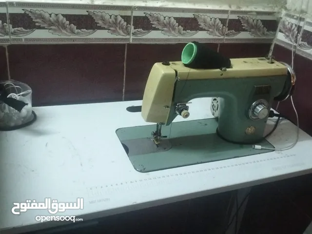 مكينه خياطه جانومي باله شغاله وكلشي مابيها هي وميزها ابيعها كامل مكاني هارثه