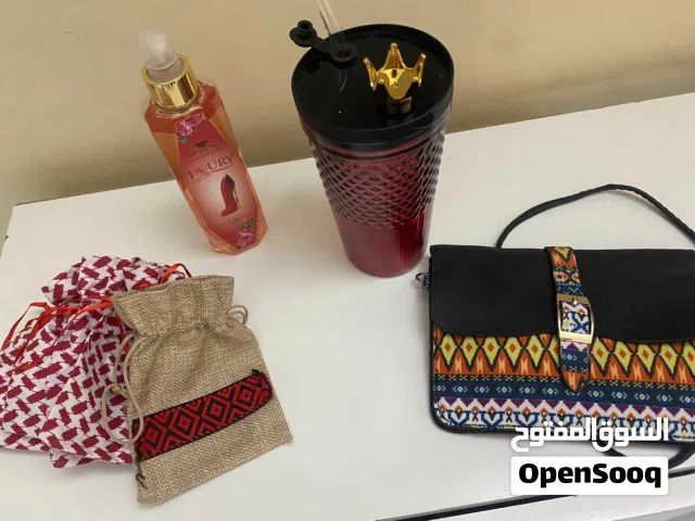 لوشن حقائب صغيرة مطرز عليها