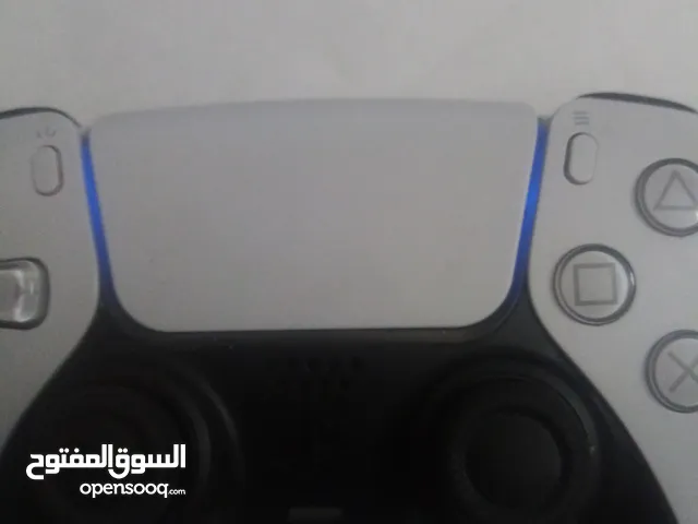 يد بلاستيشن فايف نظيفة الله يبارك أصلية كما موضح بالصور اليد شبه جديدة وخالية من العيوب بأذن الله