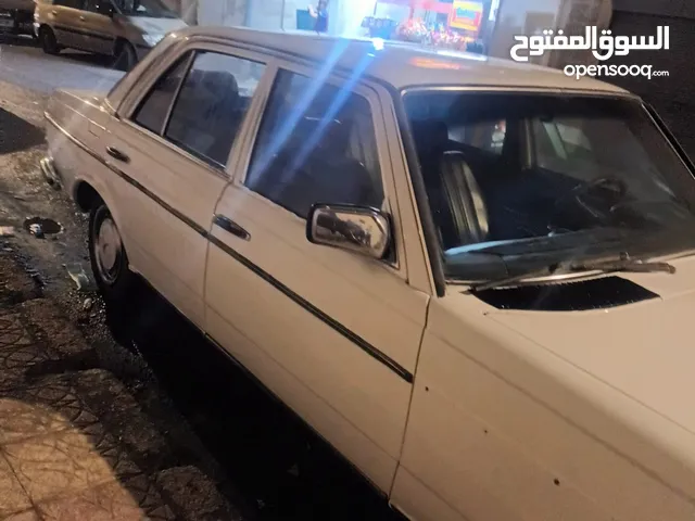 سيارة مرسيدس 200 للبيع بحالة جيدة