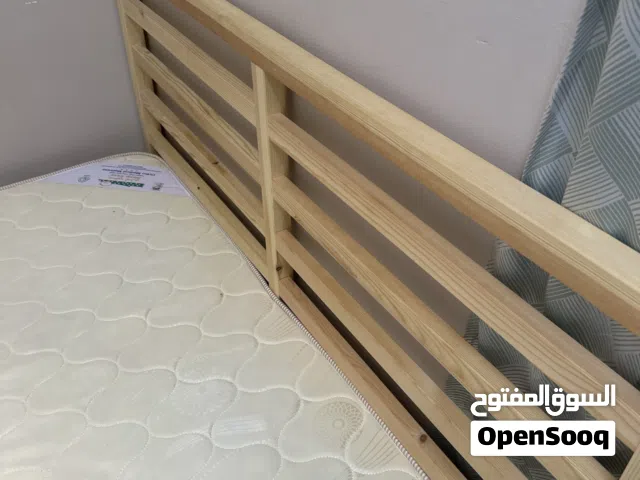 سرير ايكيا خشبي متين وقوي