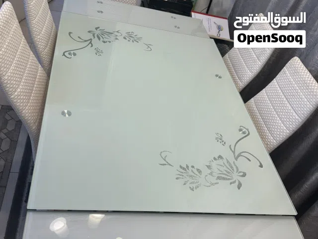 طاولة سفرة زجاج، بحالة ممتازة مع 7 كراسي