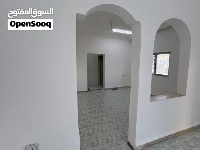 مكتب/ محل للايجار موقع مميز بالهاشمي الشمالي التواصل مع الرقم