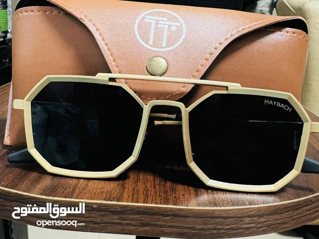 نظارات شمسية بتصميم عصري يعكس ذوقك الرفيع، بعدسات عالية الجودة تحجب %100 من أشعة UVA وUVB