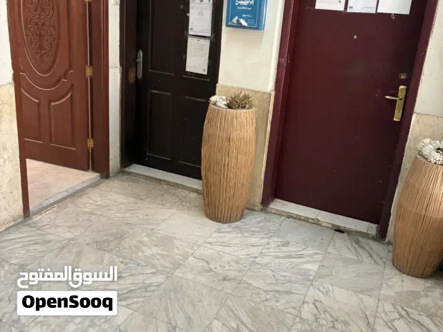 شقة تجارية للإيجار تصلح لجميع الانشطة في منطقة مميزة بالفحيحيل الايجار من المالك مباشرةً ويوجد مكاتب