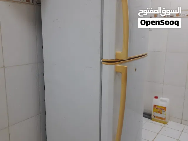 بيع أغراض مستعملة: ثلاجة وطباخة وسلندر وسرير ودولاب وطاولة وكرسي.