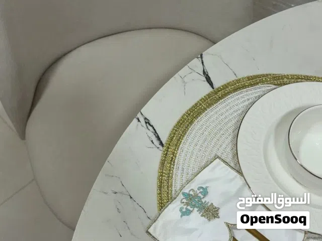 طاولة طعام خشب بديل رخام القاعدة ذهبي بحالة ممتازة ونظيف