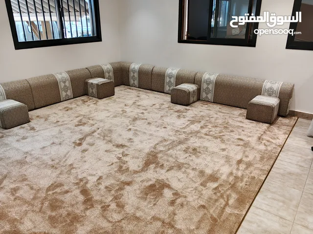 جميع انواع المفروشات سجاد تركي قص وسعودي وأرضيات وباركيه بلاستك ومساند ضهر