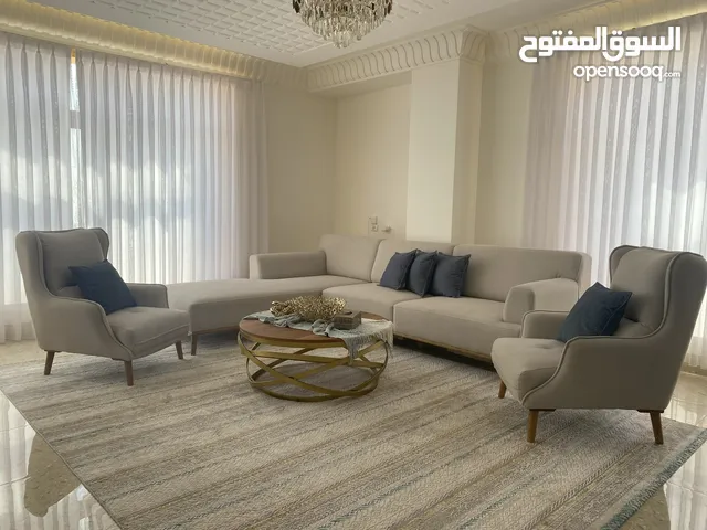طقم كنب شبه جديد – استخدام سنة فقط – حالة ممتازة