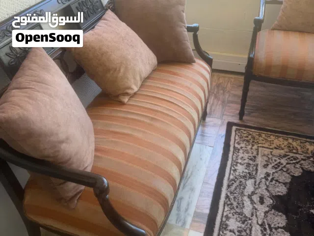 طقم طاولة سفره كامله للبيع مع مفردتين كنب