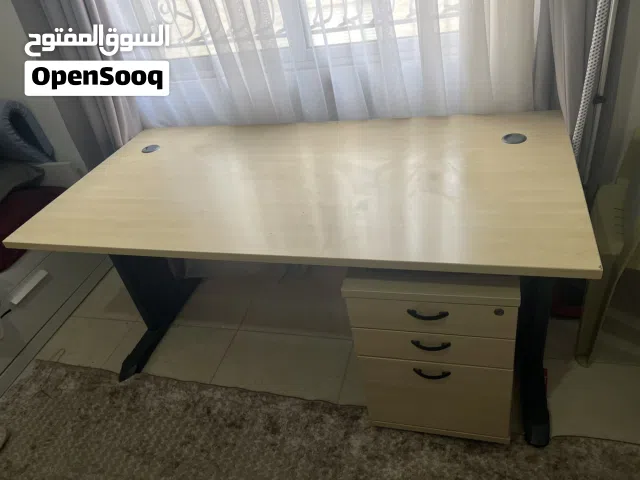 طاولة مكتب مع وحدة ادراج