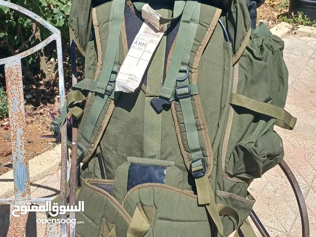 حقيبه تخييم اصليه حجم كبير وهي جديده على الرغم اني وضعتها مستعمله لانها سافرت بدون غلافها فقط ..