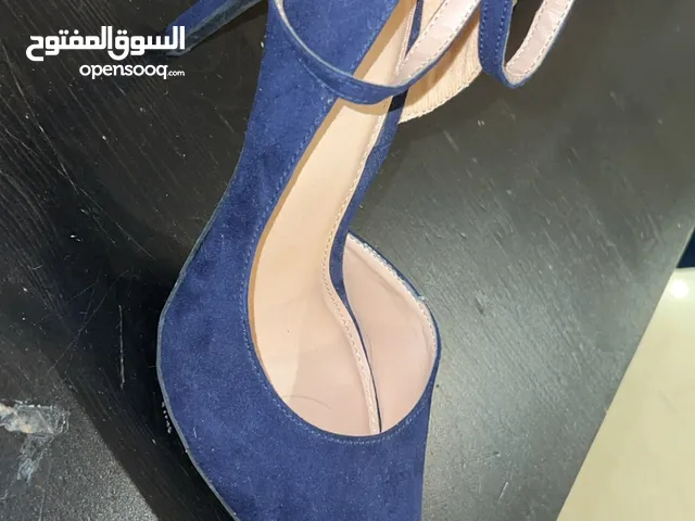  With Heels in Hawally