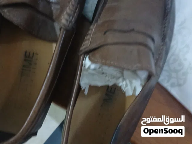 سلام عليكم متوفر كندره رجاليه لون قهوي مقاس 40لبسة وحده ملبوسه حاجة نضيفه بأذن الله