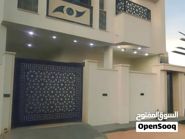 فيلا دورين وملحق مفصولات في سوق الجمعة عرادة شارع الطربان .