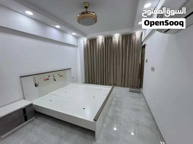 للبيع شقه في المعبيله 5/2 قريب من شارع النزهه في بناية سكني تجاري في دور السادس