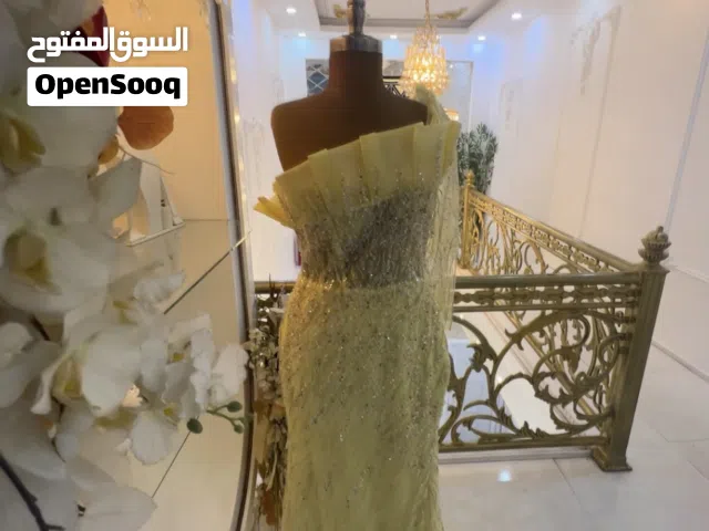فستان سهرة مشغول يدوي