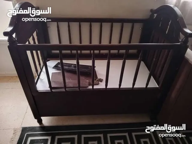 سرير بيبي خشب بلوط بحالة الجديد