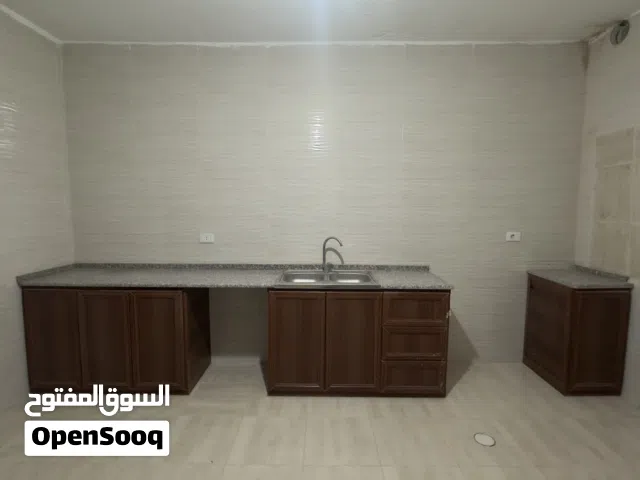 مطبخ مطبخ ألمنيوم بحالة ممتازة مع سطح جرانيت للبيع – 4 متر