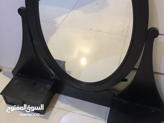 طاوله زينه منزليه مع مرأه وأدرج لغرفه النوم