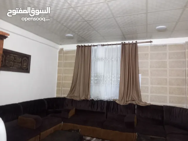 طقم كنب للبيع بحاله جيده لون بني وعسلي مميز وراقي اربد كتم