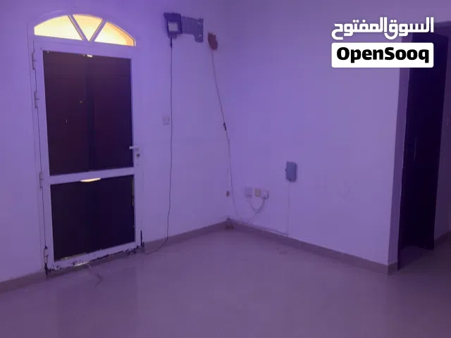 غرفه وصاله 2حمام مطبخ مخزن زاويه شرفه مطله على الشارع