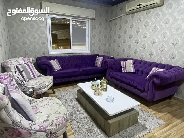 طقم كنب بحالة جيده جدا وطاولة سفرة زان ثقيل وتختين مفردات بحاله ممتازه للبيع