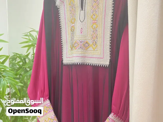 لبس صوري لونه زاهي فوشي