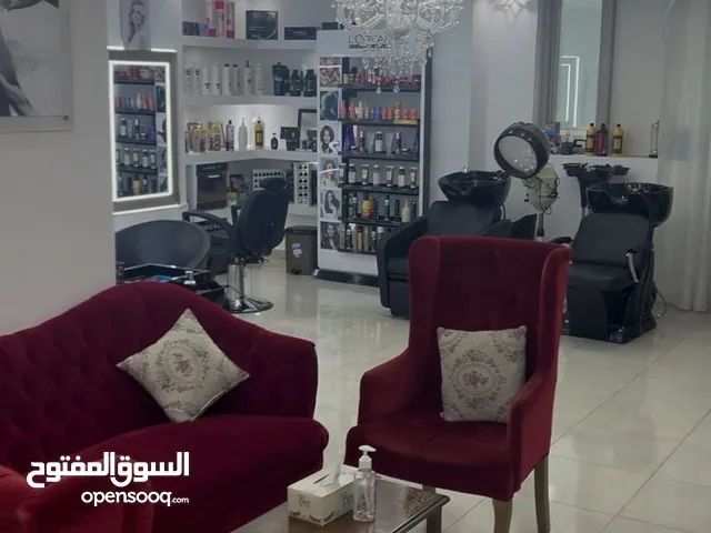 صالون نسائي مجهز بالكامل للبيع – موقع مميز