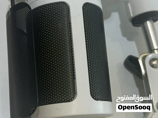 للبيع مايك و ستاند و مكسر باللون الابيض مع جميع ملحقات المايك