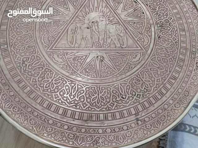 "طاولة أنتيك ملكية - صينية نحاس منقوشة يدوياً وقاعدة خشب جوز طبيعي"