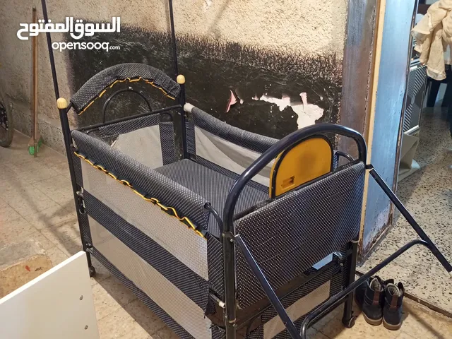 سرير اطفال حديد نظيف موجود بالمفرق الحي الجنوبي مطلوب فيه 20