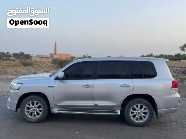 لاندكروزر ستيشن بهوان 6سلندرموديل 2016 تسجيل 2017/1/20 نظيف فل مواصفات فتحة .شاشه مكيف مركزي مقاعد