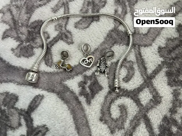 أسواره pandora فضة أصلي للبيع مع 3 شارمز