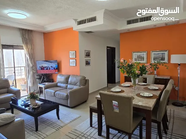 شقة مفروشة مع بلكونة للإيجار في الرابية.. مساحة واسعه