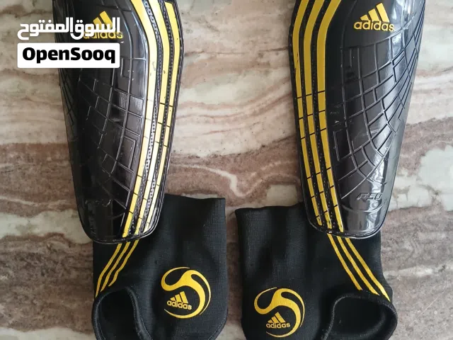 كسارات حماية لكرة القدم من نوع Adidas موديل F50 لون اسود و اصفر تصميم عصري و جميل قويه جدا حمايه