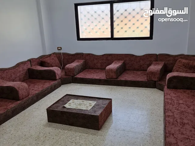 فرش عربي واسع بحاله ممتازة للبيع في الزرقاء مقاساته 3.70*3.90